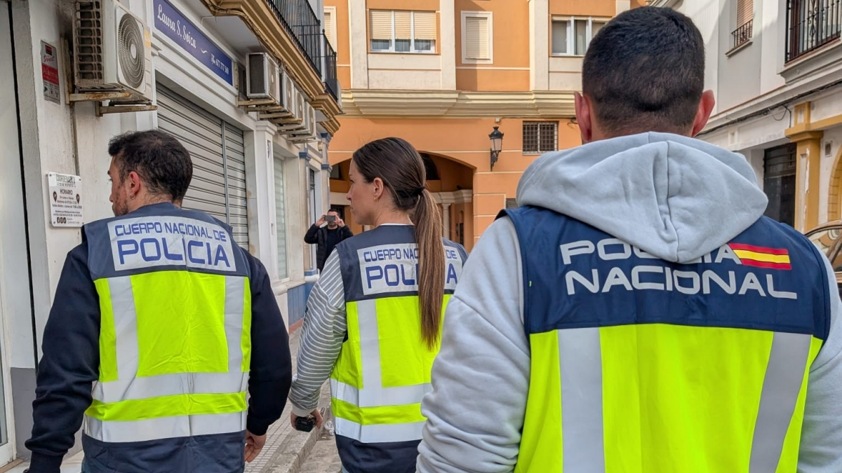 Agentes de la Policía Nacional se dirigen al local de la agencia de viajes