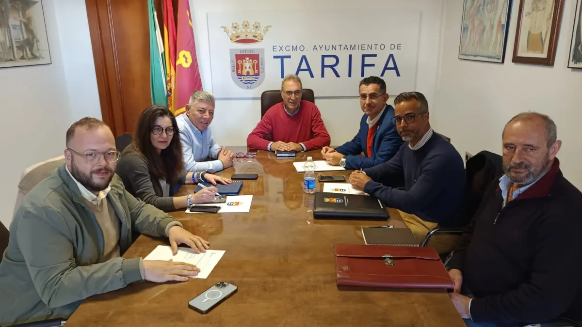 Representantes de ambos municipios y la Diputación provincial, en la reunión de este lunes en Tarifa
