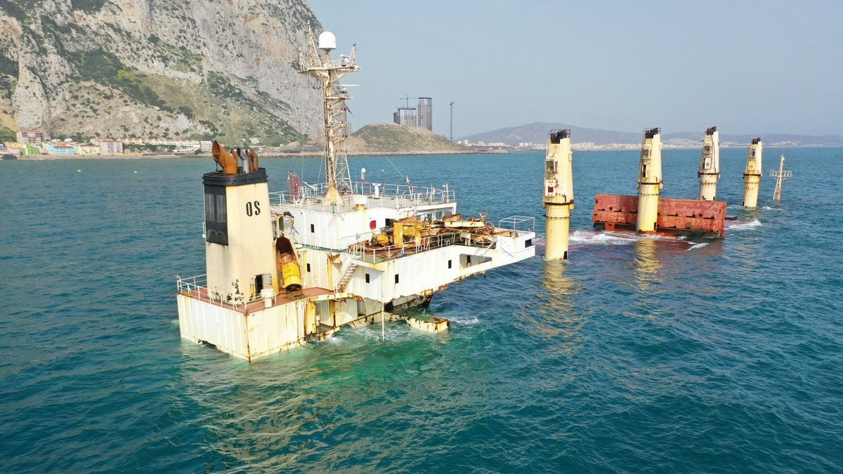 El 'OS 35' cuando quedó hundido en aguas próximas al Peñón. FOTO - Infogibraltar