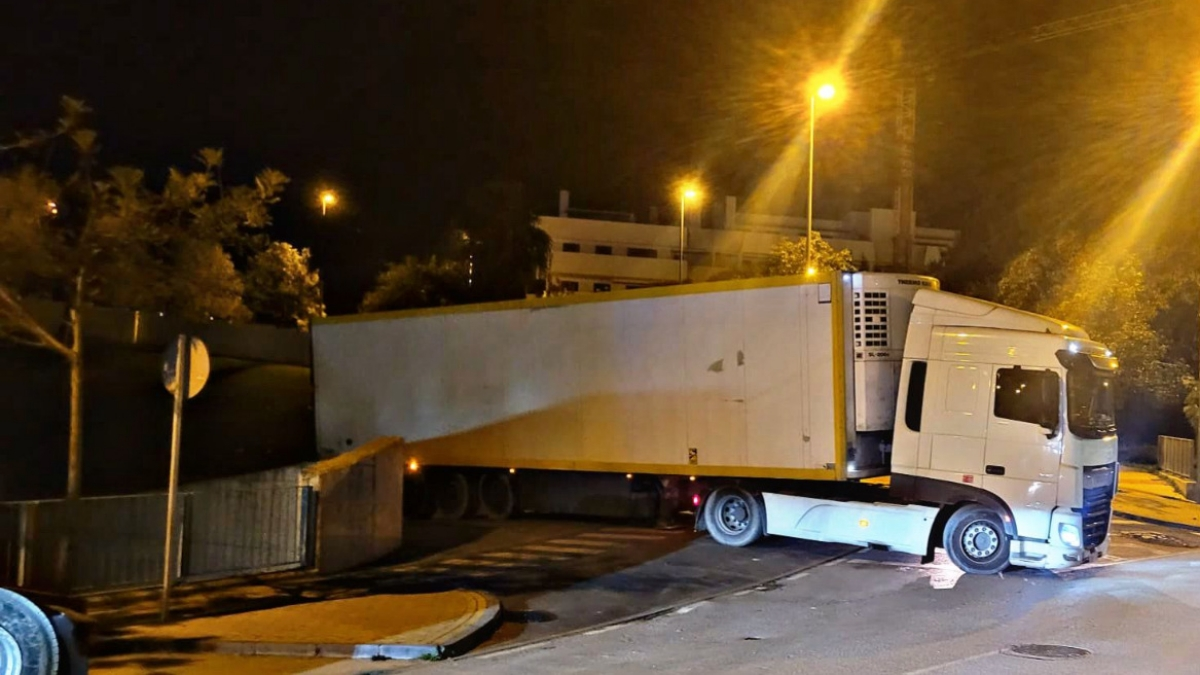 En plena maniobra, así fue captada esta imagen con el camión en mitad de la calzada