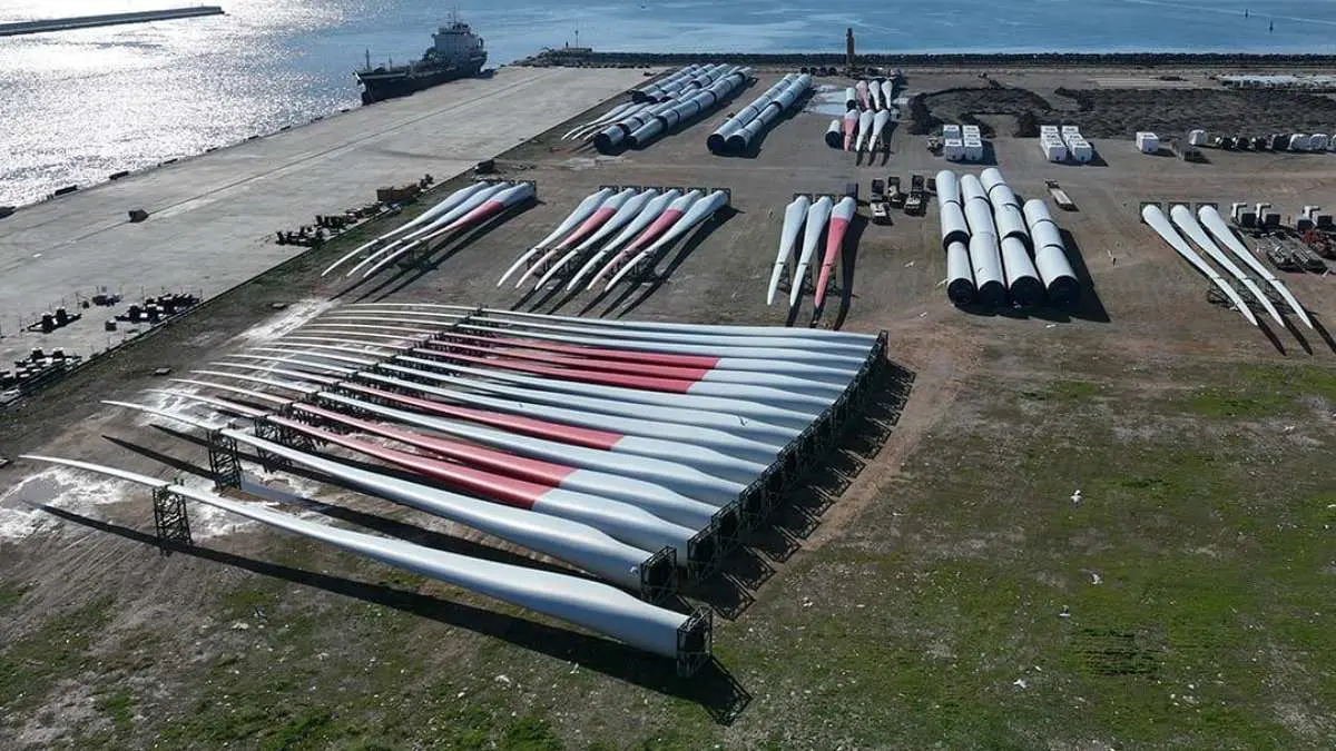 Zona de acopio del material junto a TTI Algeciras, en el puerto algecireño