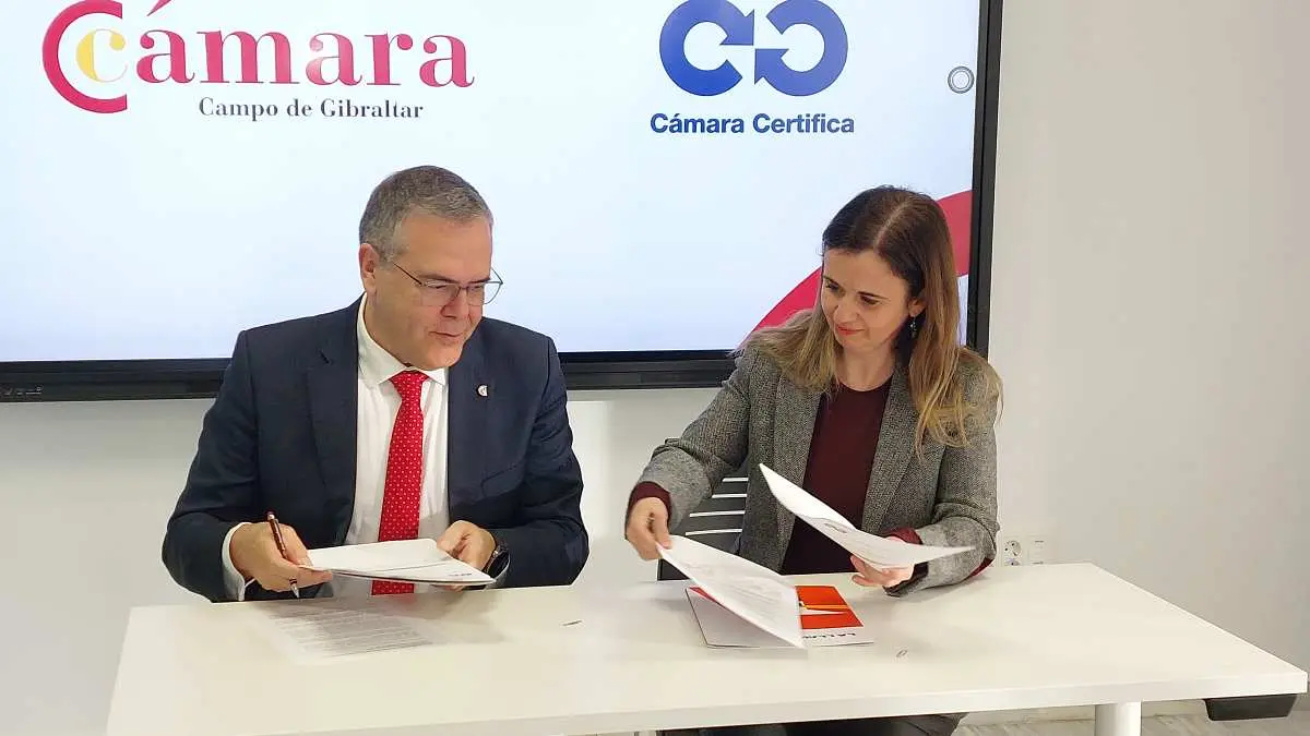 Carlos Fenoy y Ana Luque han rubricado el acuerdo