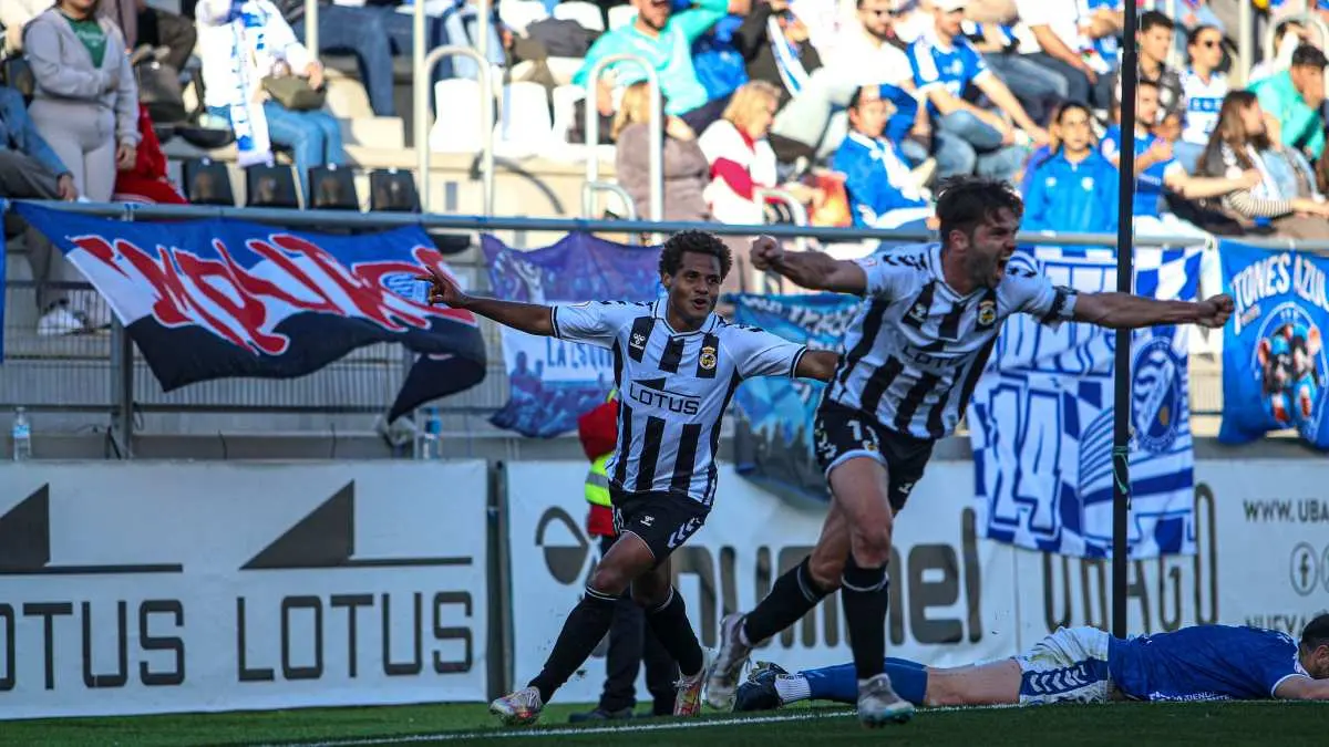 Joao Pedro y Carbiá celebran el tanto del empate de la Balona. FOTO - José Manuel Fernández