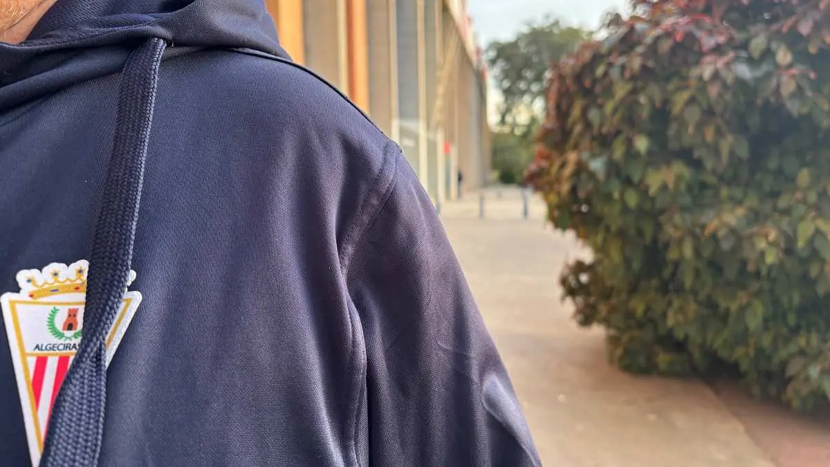 El escudo del Algeciras, en la sudadera de uno de los pocos asistentes a la concentración convocada a las puertas del estadio