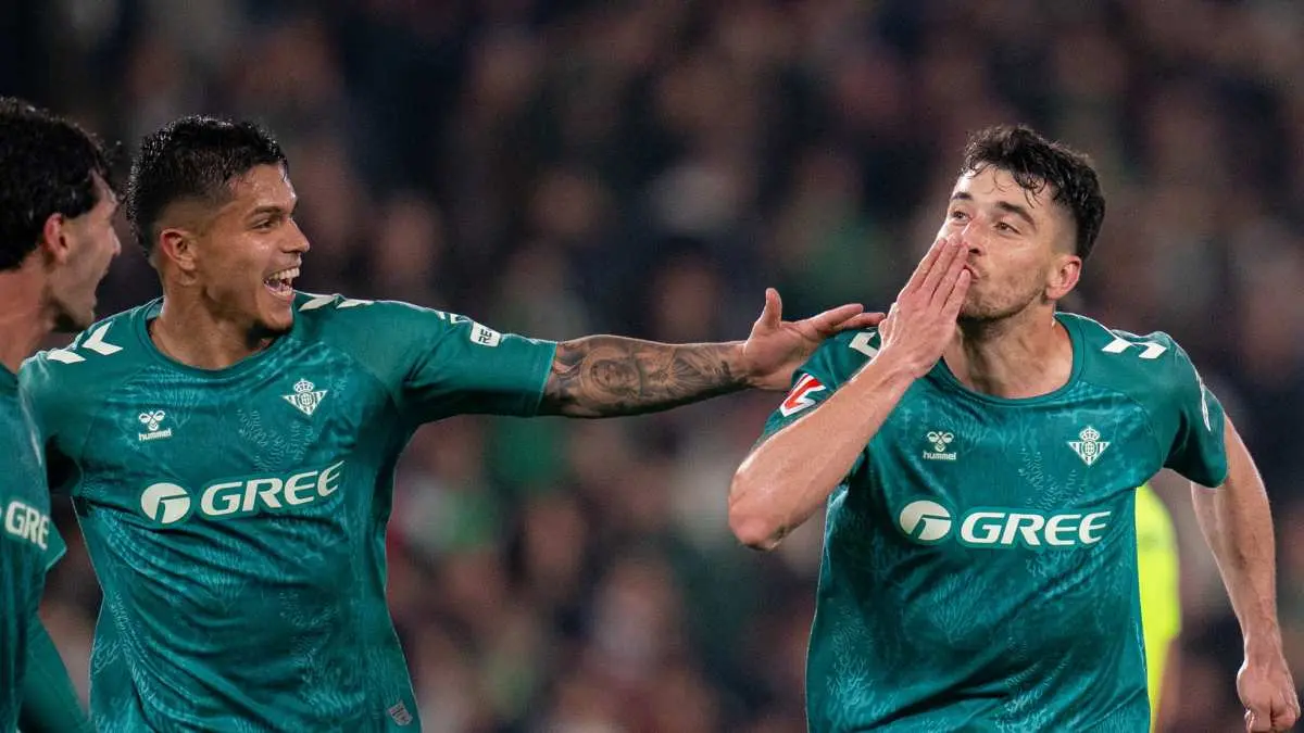 Jugadores del Betis celebran uno de los goles a la Real, luciendo la camiseta fabricada con algas