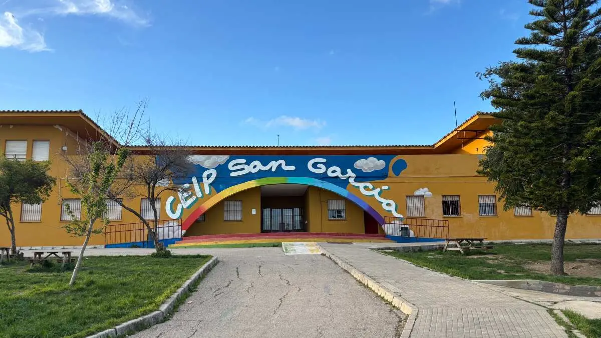 Entrada principal del colegio San García, uno en los que se llevarán a cabo mejoras