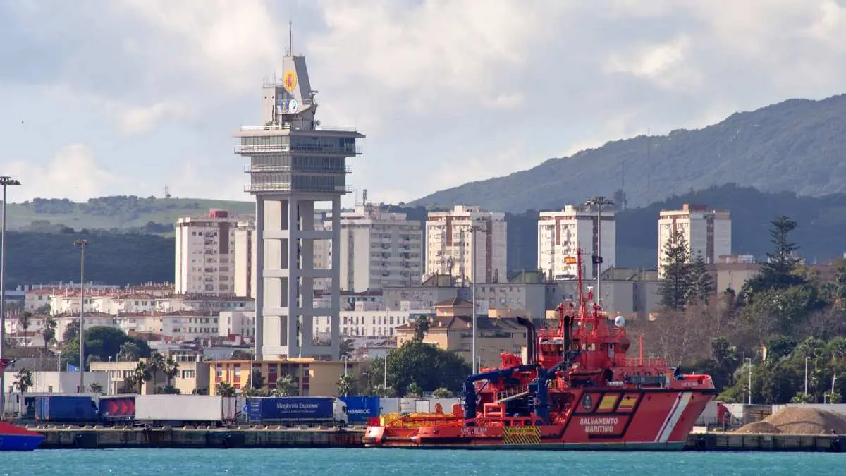 La torre de Capitanía Marítima del puerto de Algeciras, siempre vigilante
