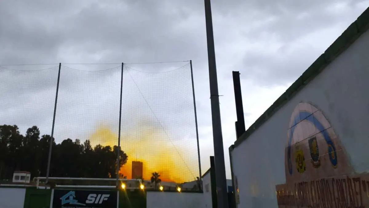 Amanecer con el cielo amarillo, así se veía las emisiones desde Palmones