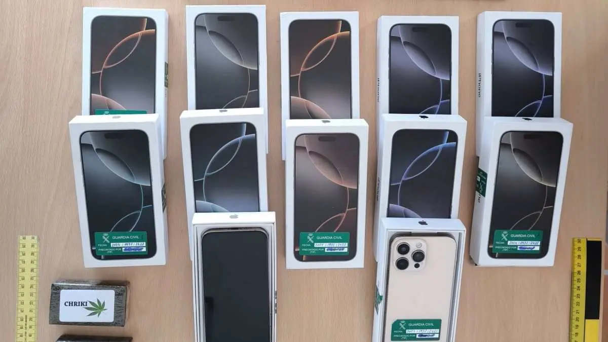 Teléfonos móviles falsos que se ofrecían por Internet. FOTO- Guardia Civil