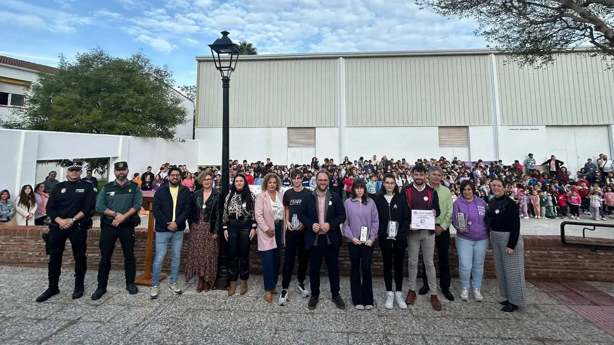 El alcalde, Adrián Vaca, en el centro, ha felicitado a la comunidad educativa del IES Almoraima