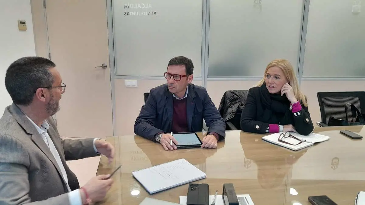 Reunión entre el alcalde linense, Juan Franco (i) y responsables de la Junta, Javi Ros y Eva Pajares