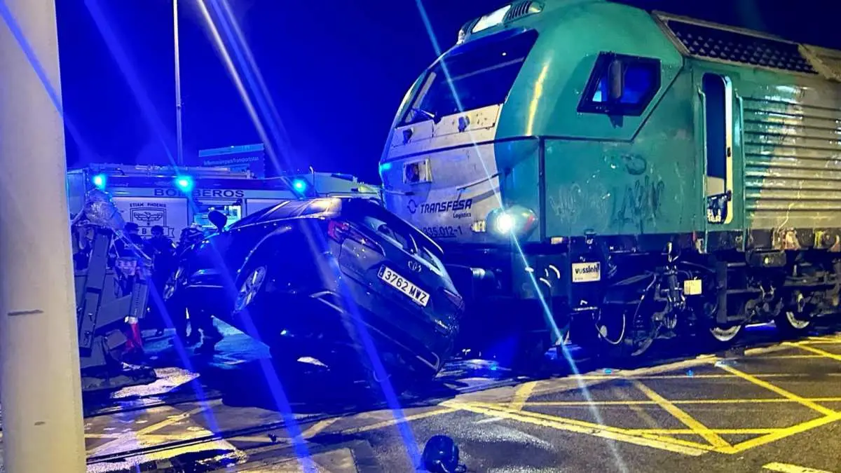 Así han quedado locomotora y vehículo tras la colisión