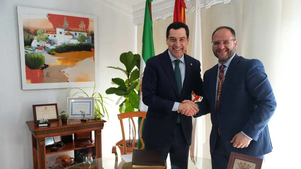 Moreno Bonilla (i), junto a Vaca en la recepción llevada a caba en el Consistorio chisparrero
