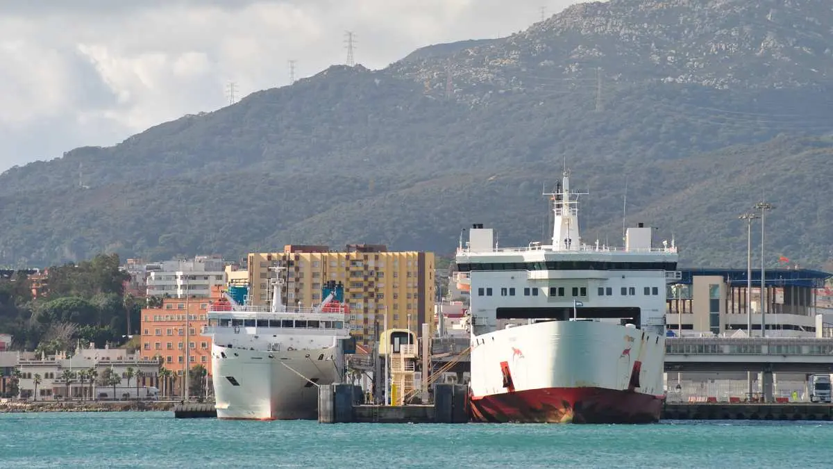 Buques atracados en el puerto algeciras, donde también se están sufriendo los estragos del temporal