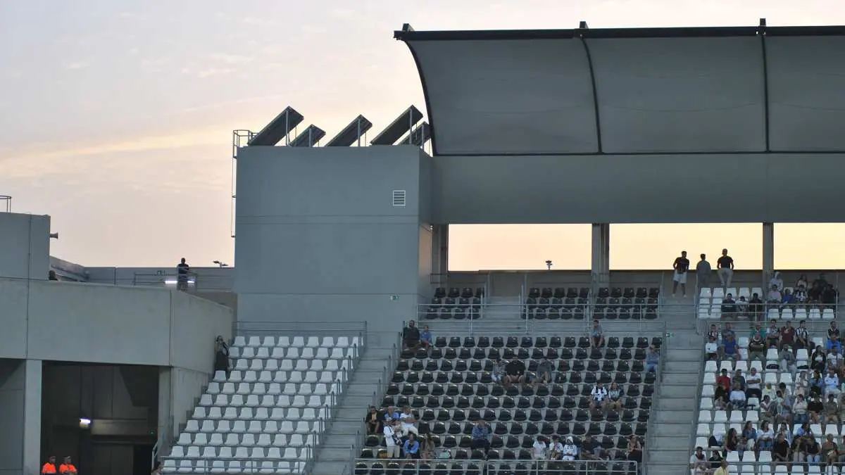 Goteras a la primera de cambio, el nuevo estadio sufre filtraciones de agua tras las intensas lluvias