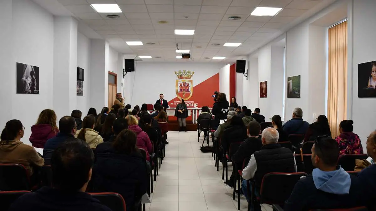 Responsables municipales dando la bienvenida a las personas que van a iniciar su nueva etapa