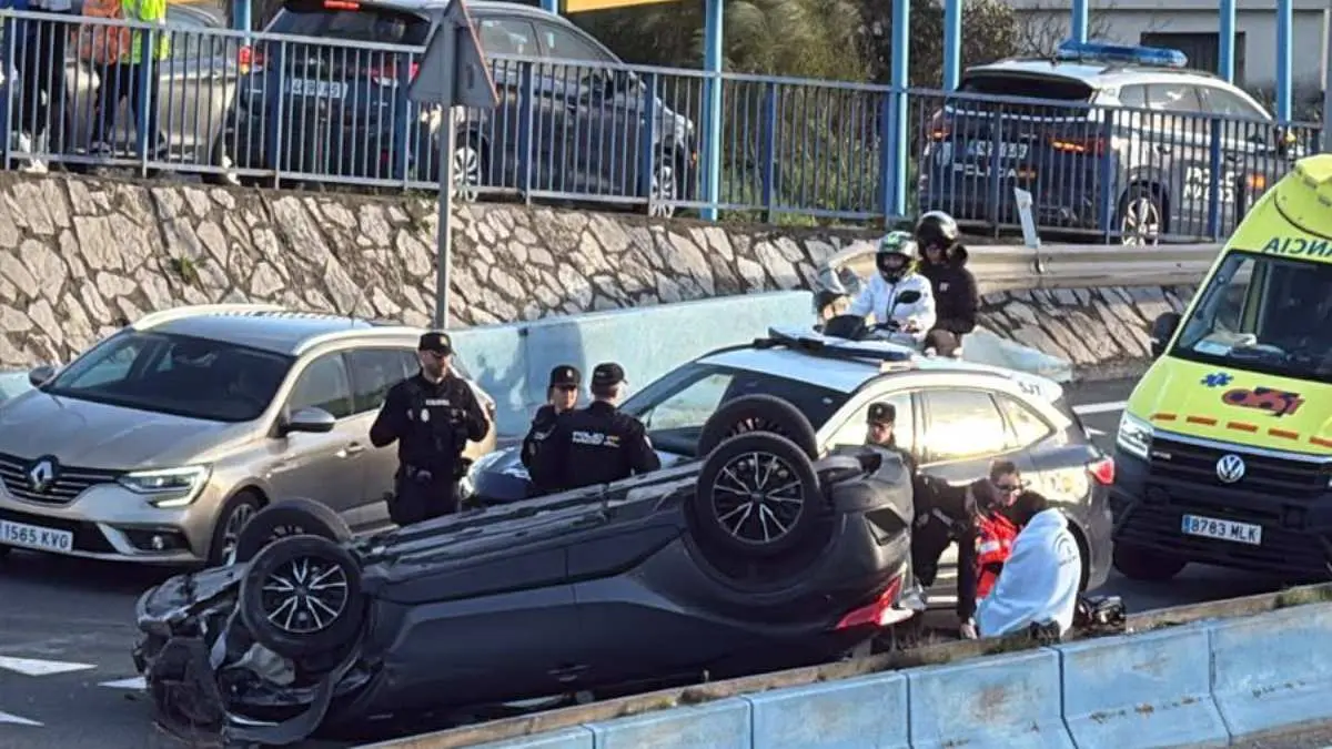 Tremendo susto al ver volcar su vehículo