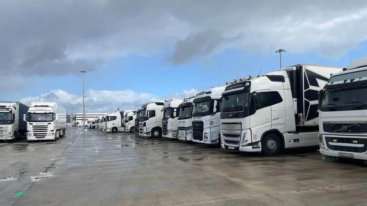 Alguna de las zonas de estacionamiento de camiones dentro del puerto algecireño