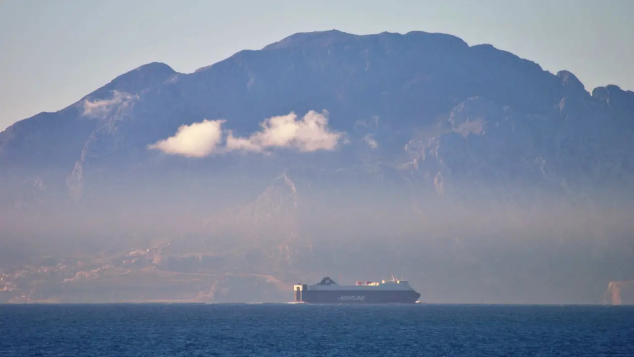 Un buque, en pleno cruce por el estrecho de Gibraltar