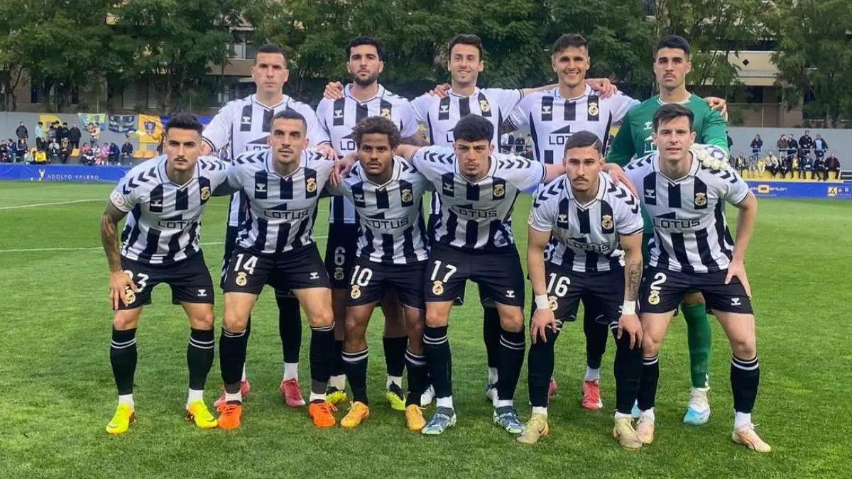 Formación inicial presentada por Romerito en su debut en Orihuela