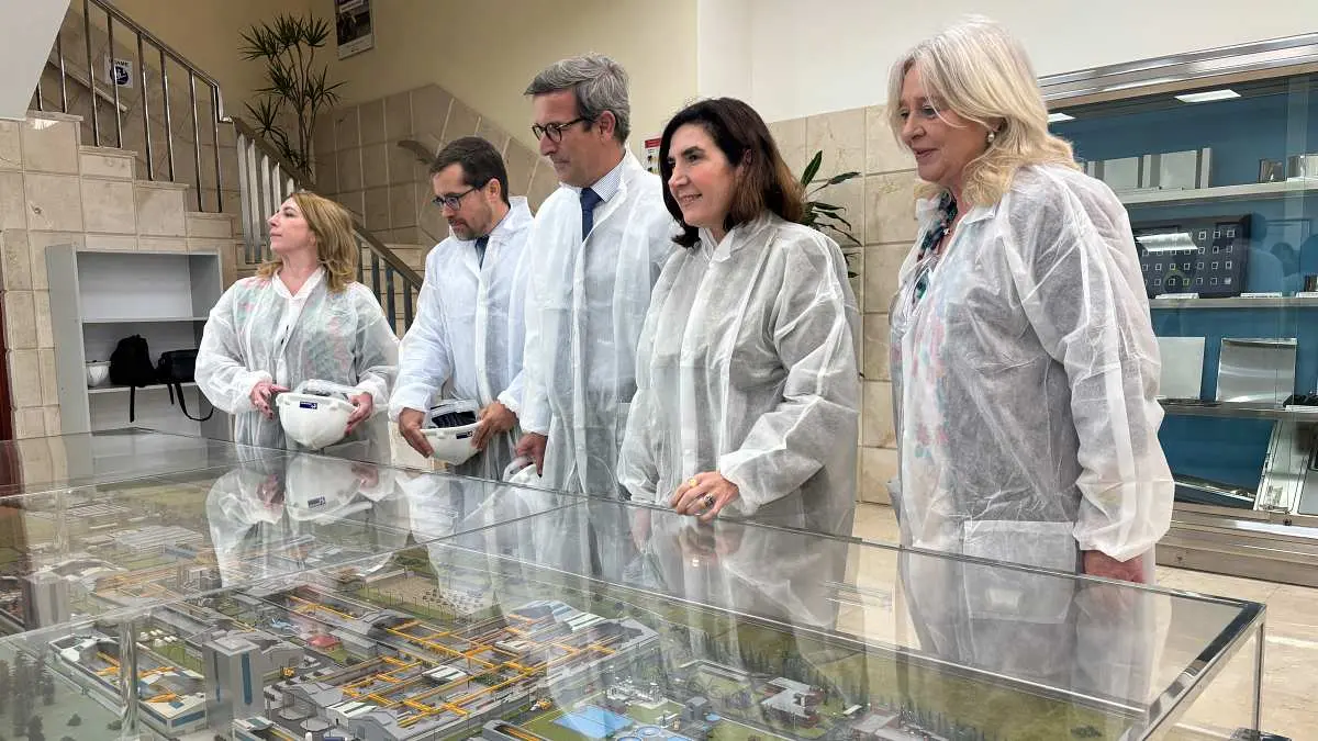 Paradela, en el centro, junto a Rocío Blanco (d), durante su visita a Acerinox esta mañana