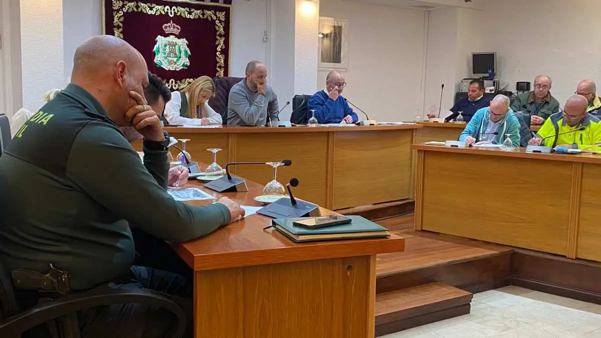 El salón de plenos ha acogido una nueva reunión con la feria en el horizonte