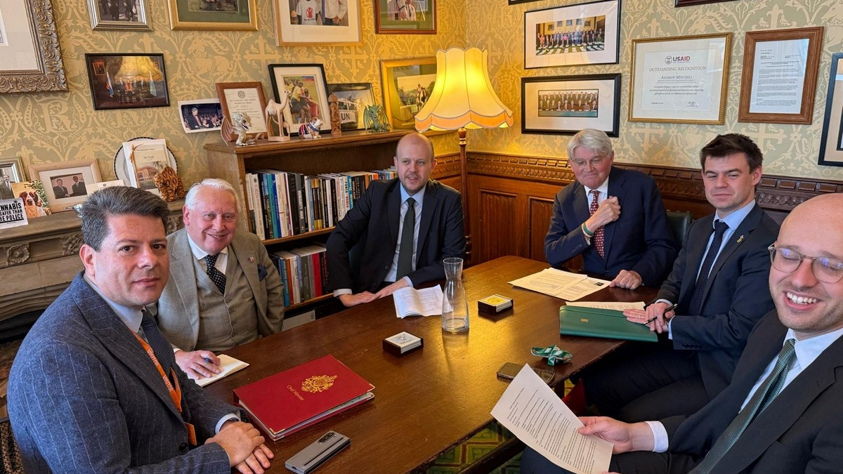 Picardo (i), durante una de las muchas reuniones llevadas a cabo esta semana en Londres