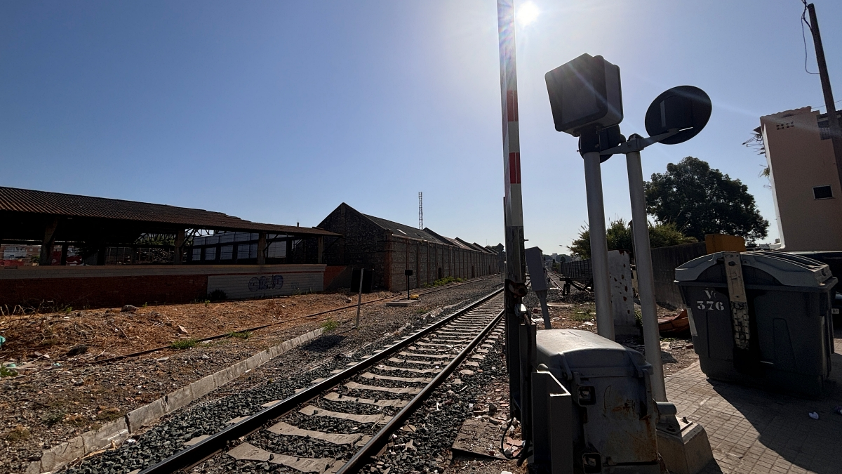 Paso a nivel de La Perlita, por donde hace 11 días que no pasa el tren