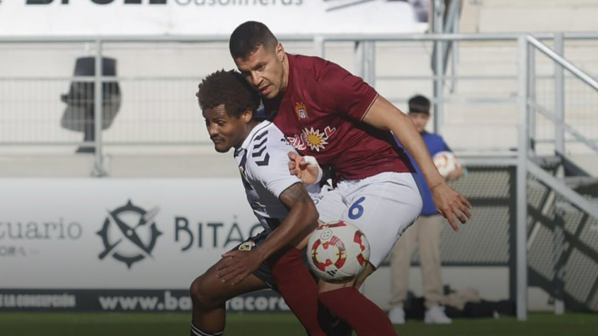 El local Joao Pedro lucha con un rival en el choque de este domingo. FOTO: RB Linense
