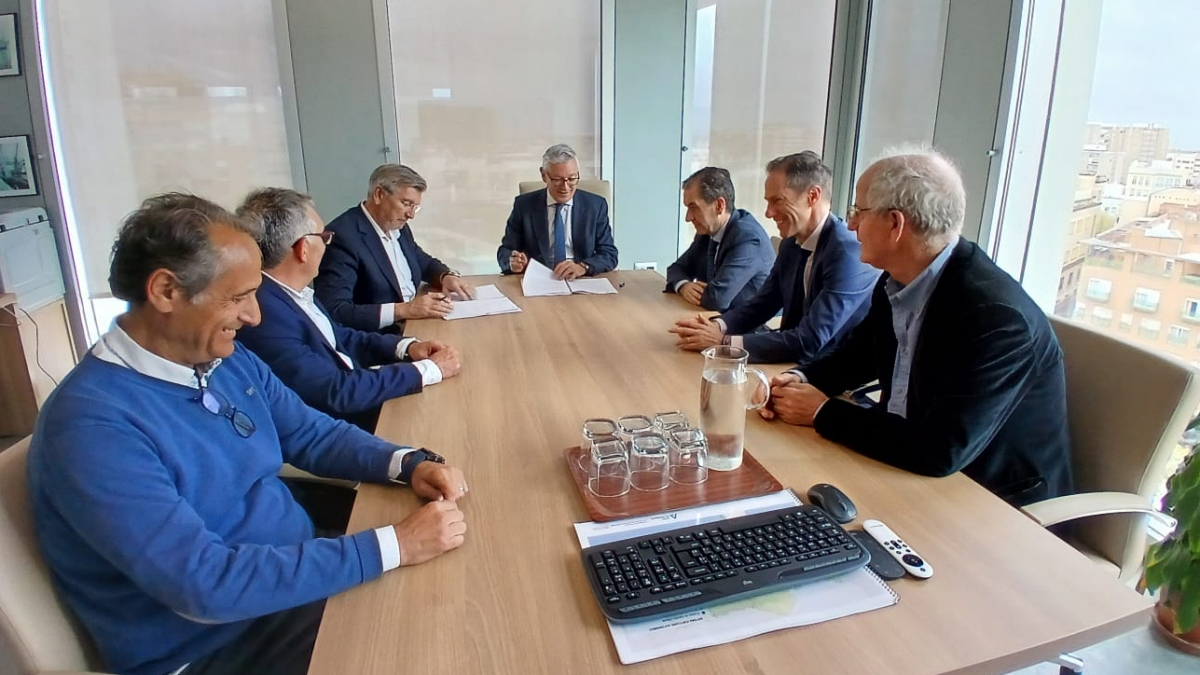 Momento de la firma de la documentación que confirma la llegada del grupo a la zona