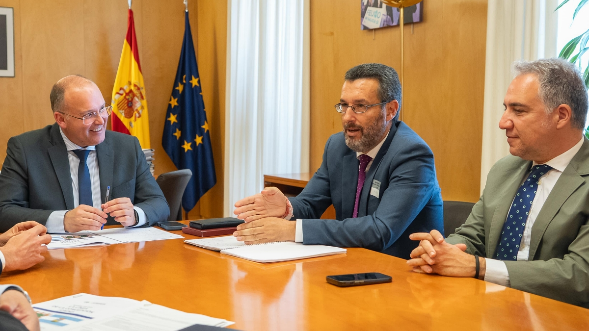 Franco (c), entre Tellado (i) y Bendodo (d)