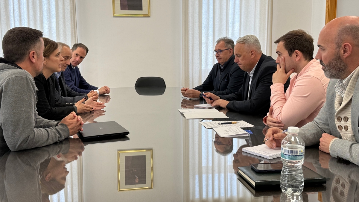 Representantes de la empresa, con responsables municipales