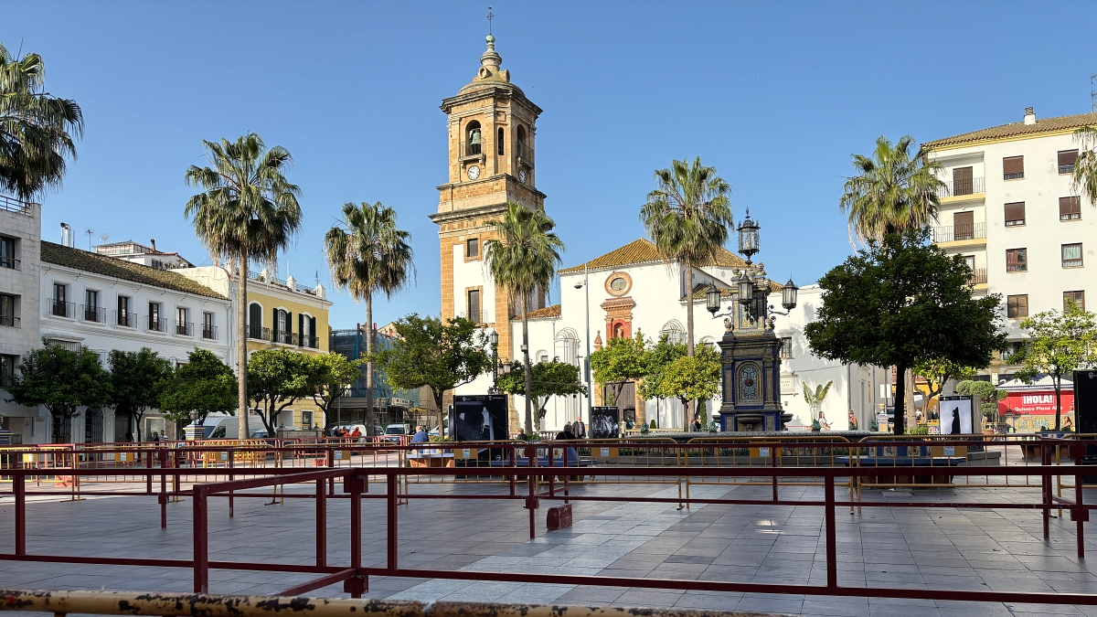 El sol luce estos días atrás en la plaza Alta de Algeciras, que ya está preparada para acoger a las procesiones