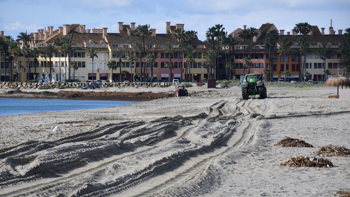 Trabajos en las playas del litoral sanroqueño