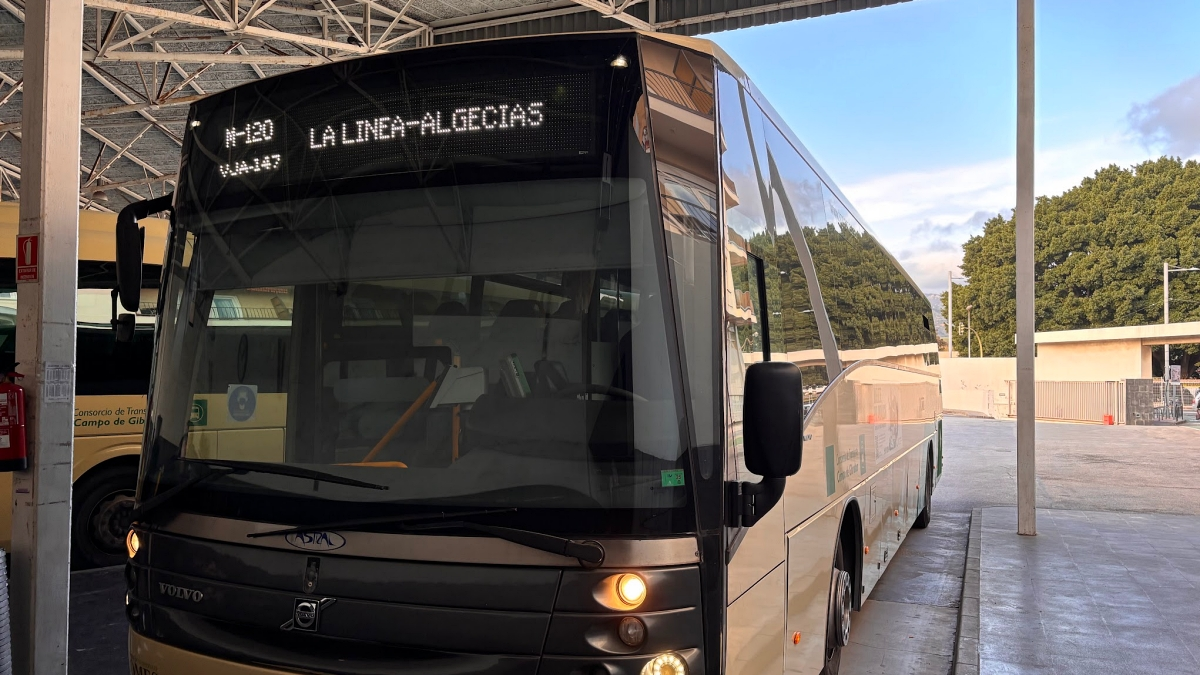 Uno de los buses que une Algeciras y La Línea