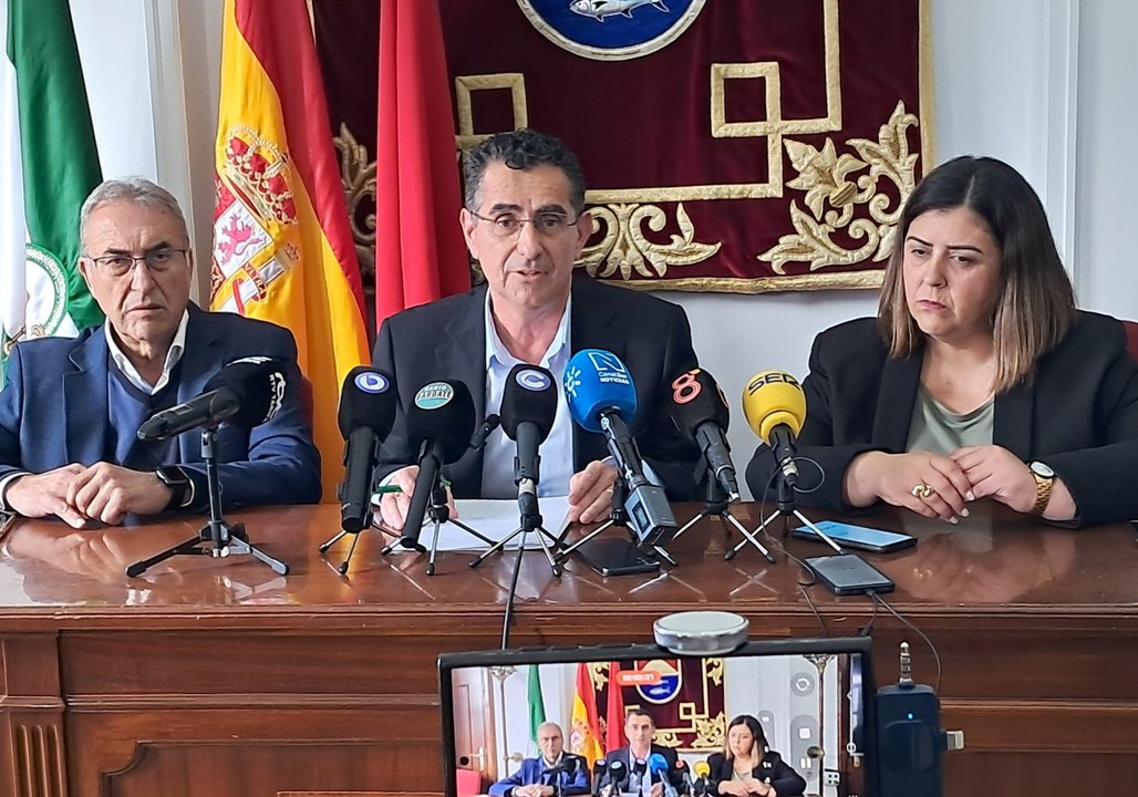 Los tres alcaldes, en la rueda de prensa ofrecida en el Ayuntamiento de Barbate