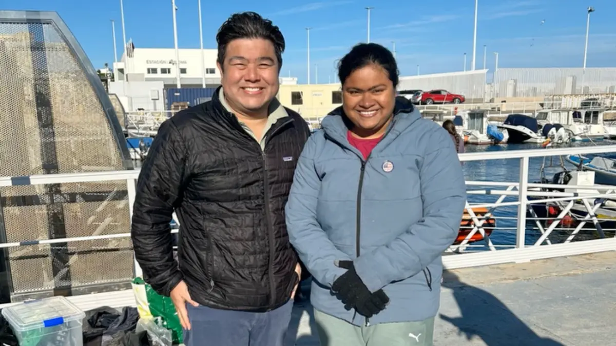 Ryan Hideki Utsumi y la nadadora india Sayani Das, tras cruzar a nado el Estrecho 