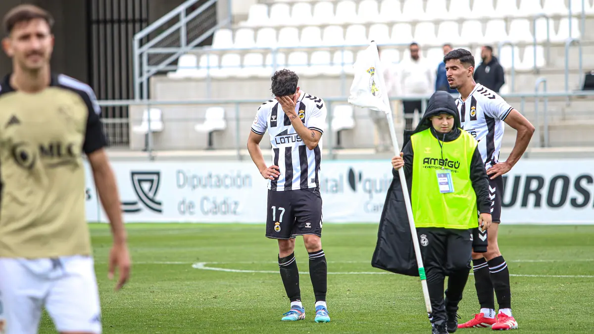 Jugadores de la Balona, cabizbajos, tras el final del partido