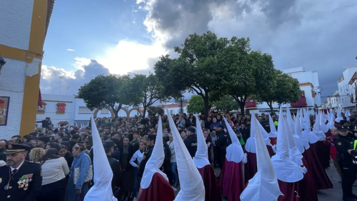 La plazoleta de San Isidro, donde no cabía ni un alfiler ante la salida del Medinaceli, que finalmente no se pudo efectuar por culpa de la lluvia 