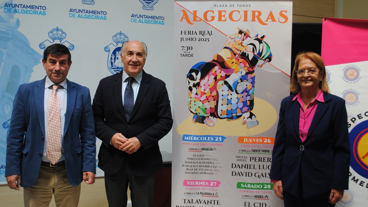 El empresario, Carmelo García (i), junto al alcalde y la concejal de Feria y Fiestas de Algeciras