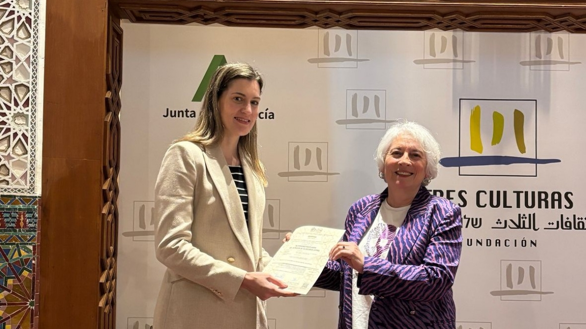 Isabel Romero (d), presidenta del Instituto Halal, entrega la renovación a Eva García, de la APBA