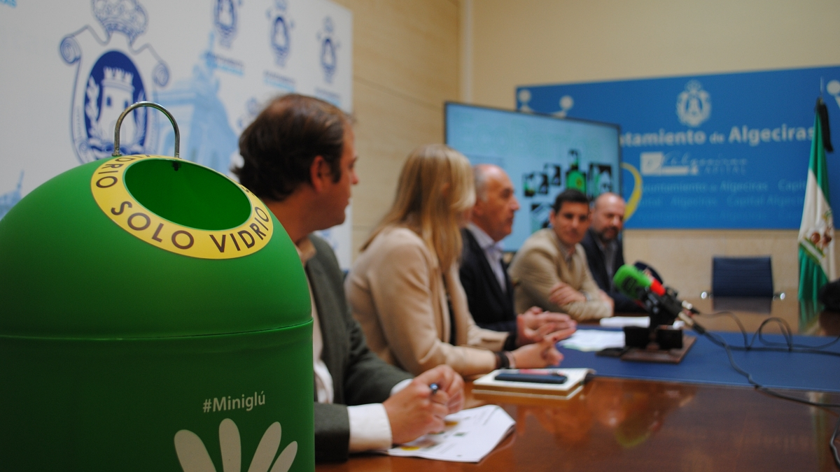 El contenedor verde, protagonista de la recogida de vidrios en Algeciras 
