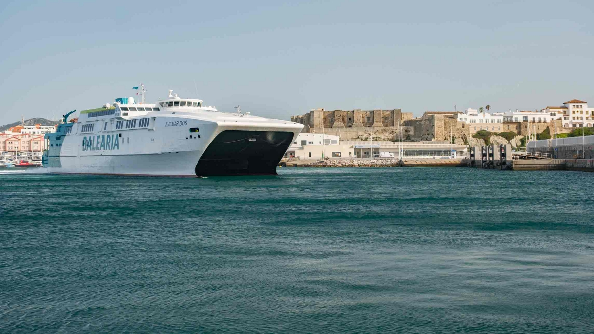 Prueba superada del Avemar Dos en el puerto tarifeño. FOTO: Balearia
