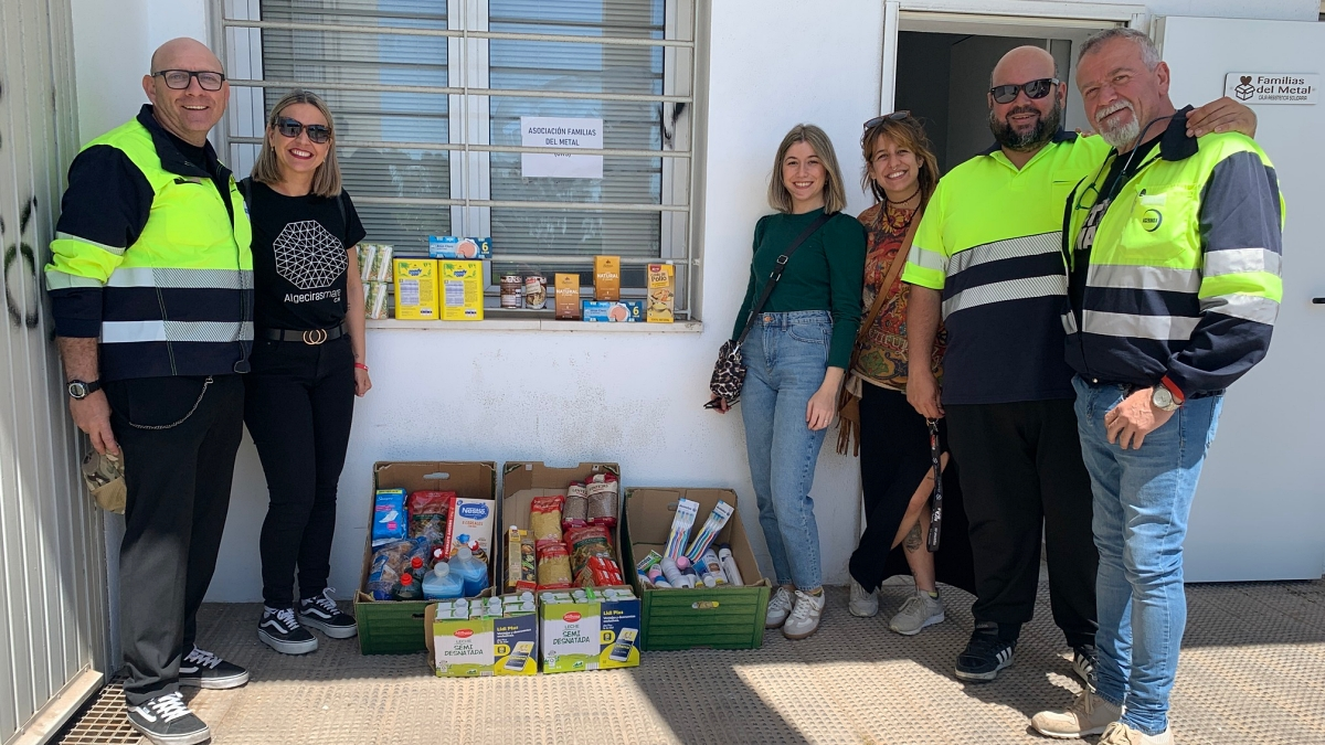 Algunos de los componentes de la asociación, durante la recogida de alimentos en la huelga