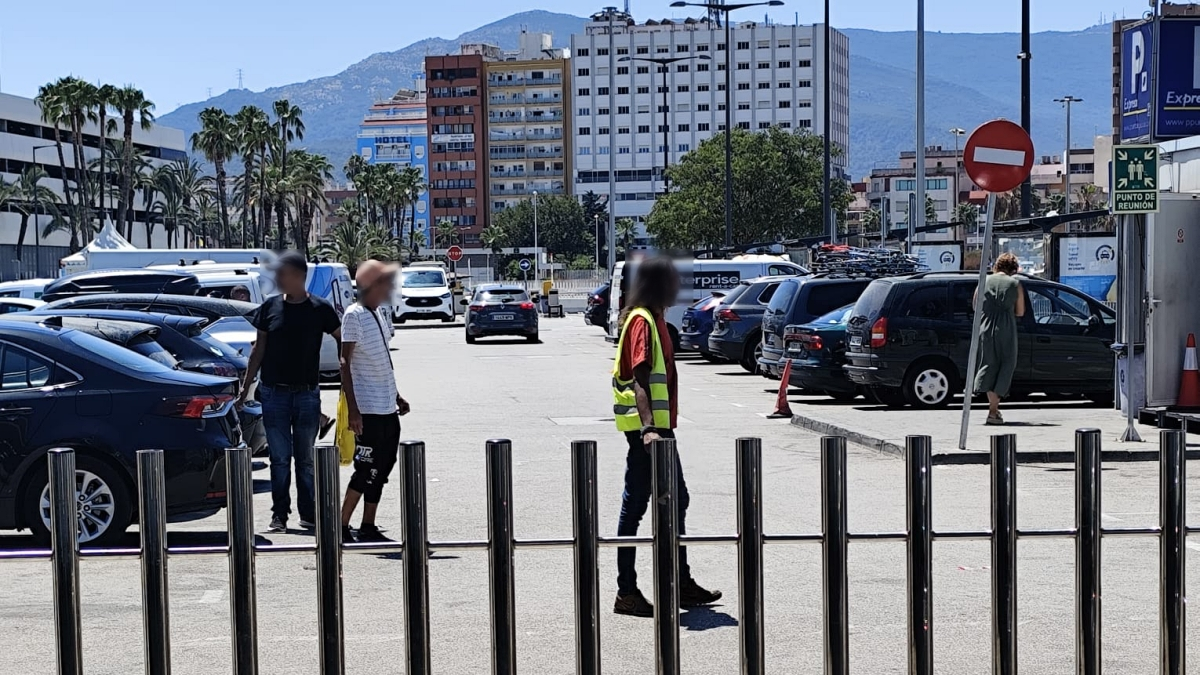 Algunos de estos vendedores ilegales que se mueven por las inmediaciones de la estación marítima