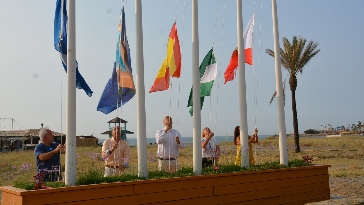 Izado de la Bandera Azul en la playa de Torreguadiaro 