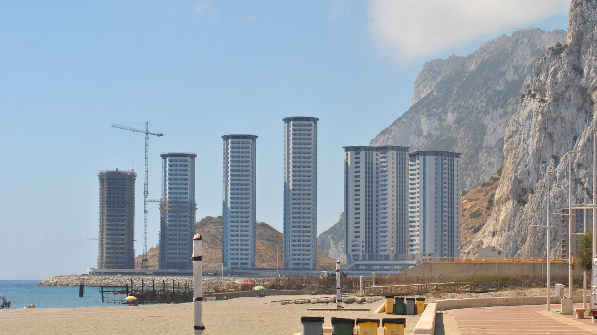 Elevadas edificaciones junto al mar en Gibraltar