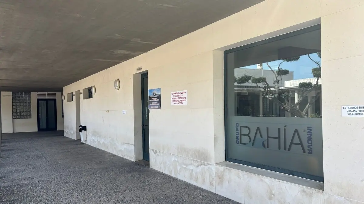 Tanatorio Botafuegos, con la cafetería en primer plano, cerrada 