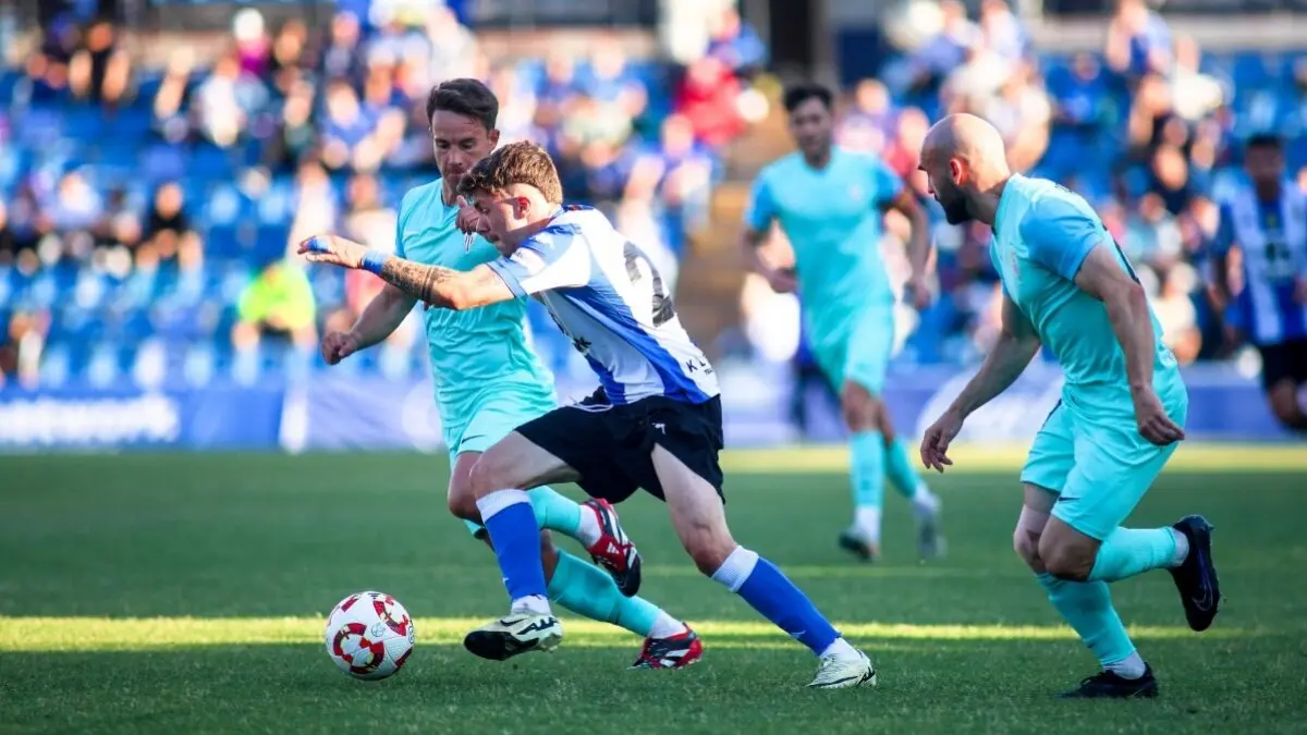 Larrea (i) y Paris Adot, autor del 0-1, en el encuentro disputado en el Rico Pérez. FOTO - Hércules CF