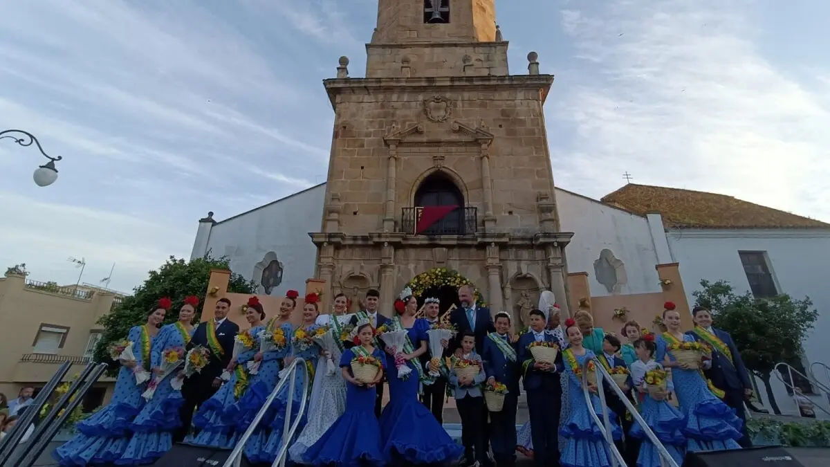 Las cortes, junto al alcalde, Miguel Alconchel, tras la coronación 